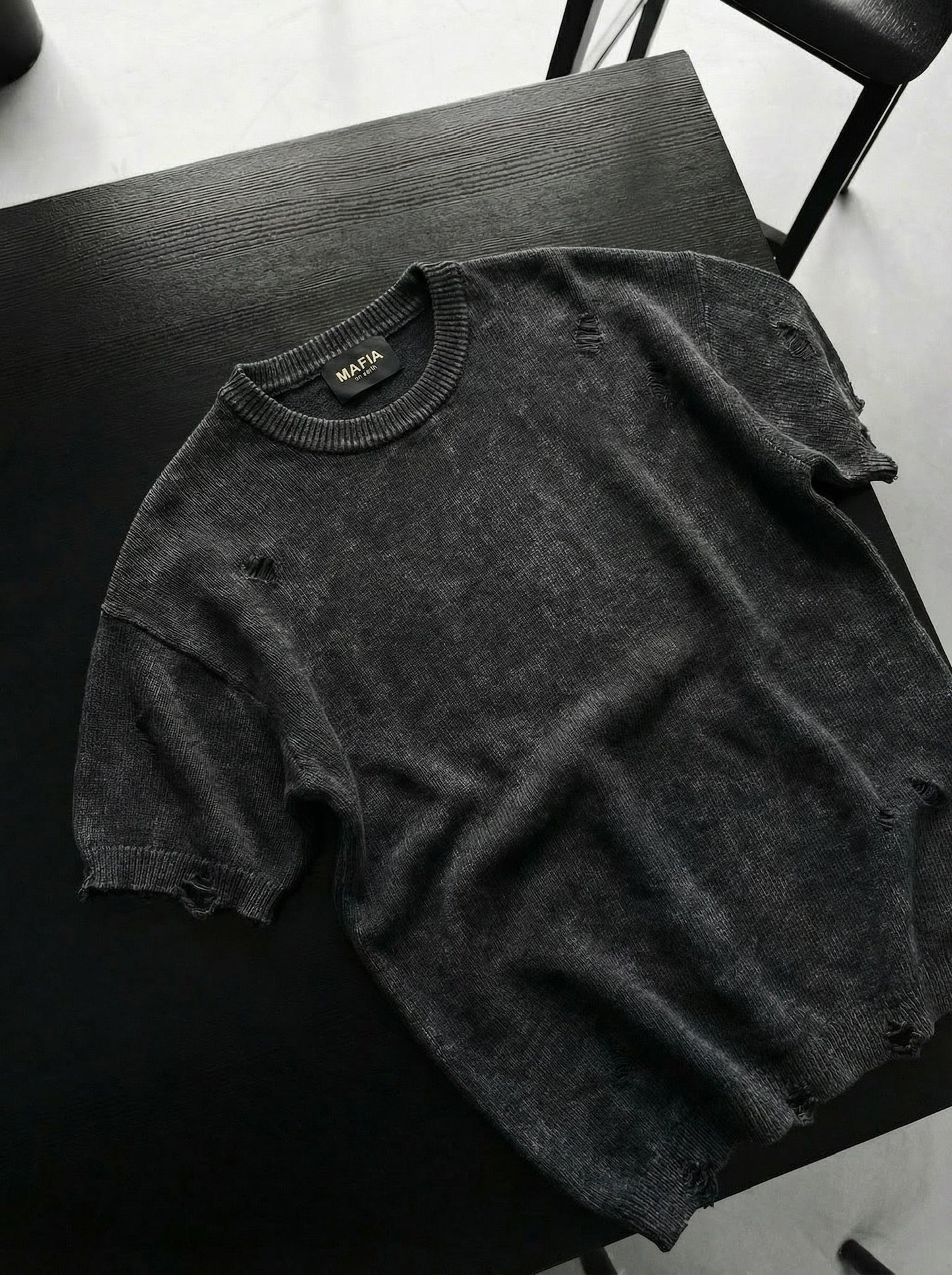 Oversize Knit Torn T-Shirt in Anthracite – Lässige Eleganz | Salzburg Mode