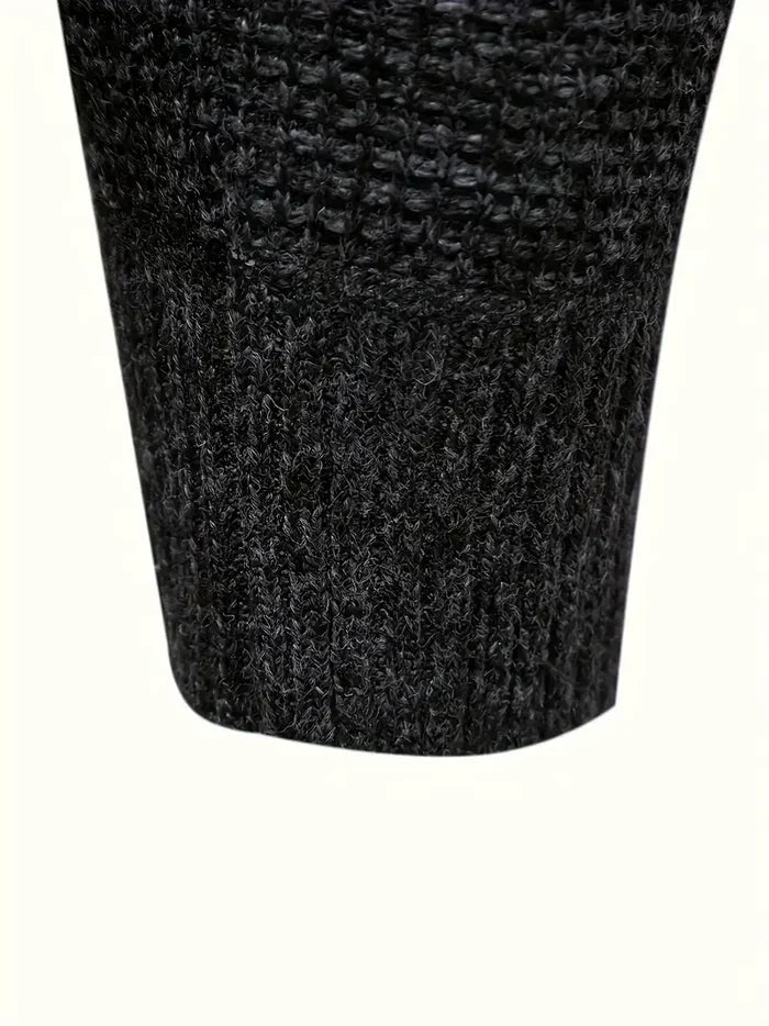 Nahaufnahme schwarzer Strickärmel, Grobstrick, Detailansicht, Ärmelbündchen Kleidung