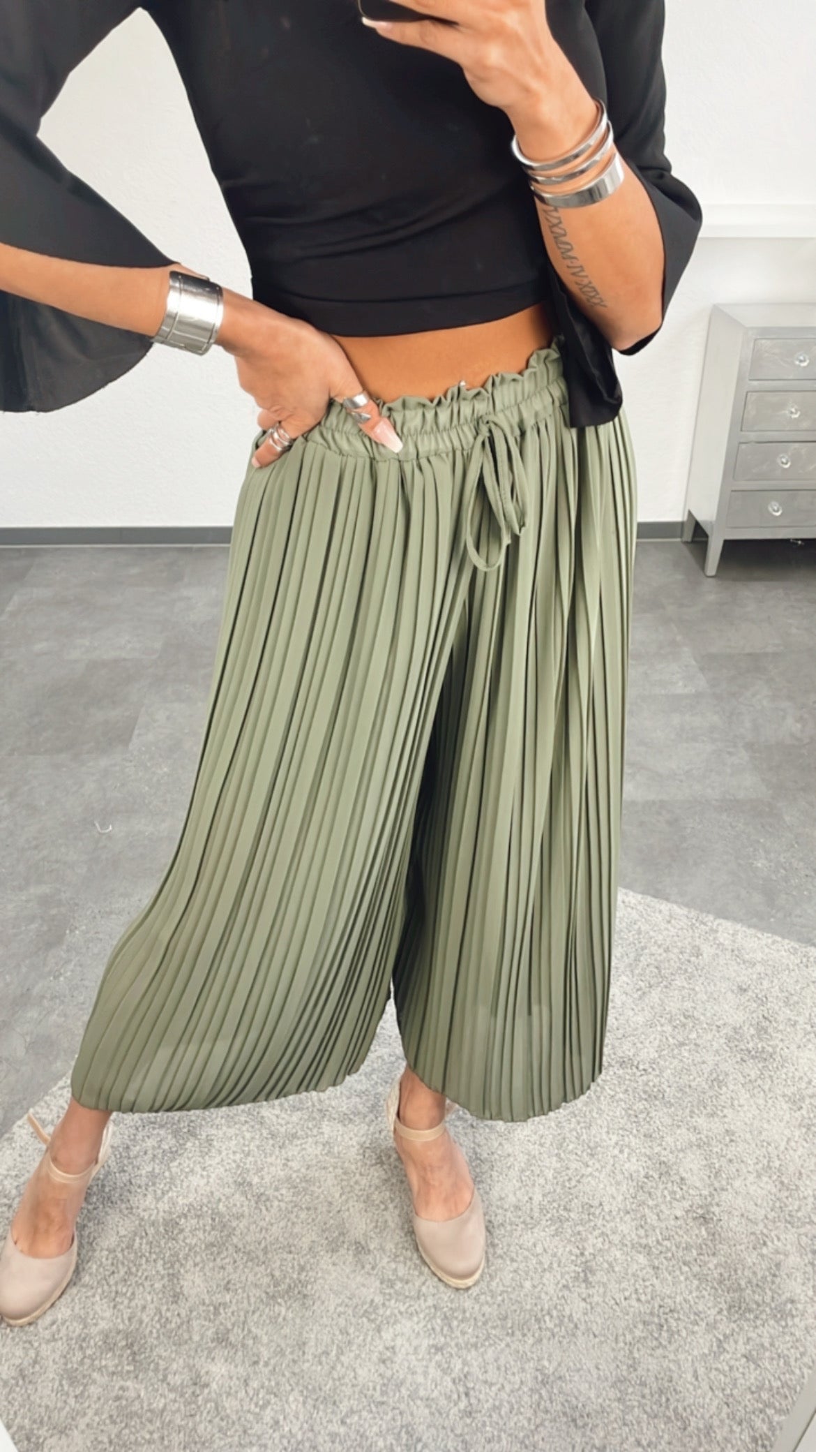 Plissee-Hose in Khaki – Natürliche Eleganz