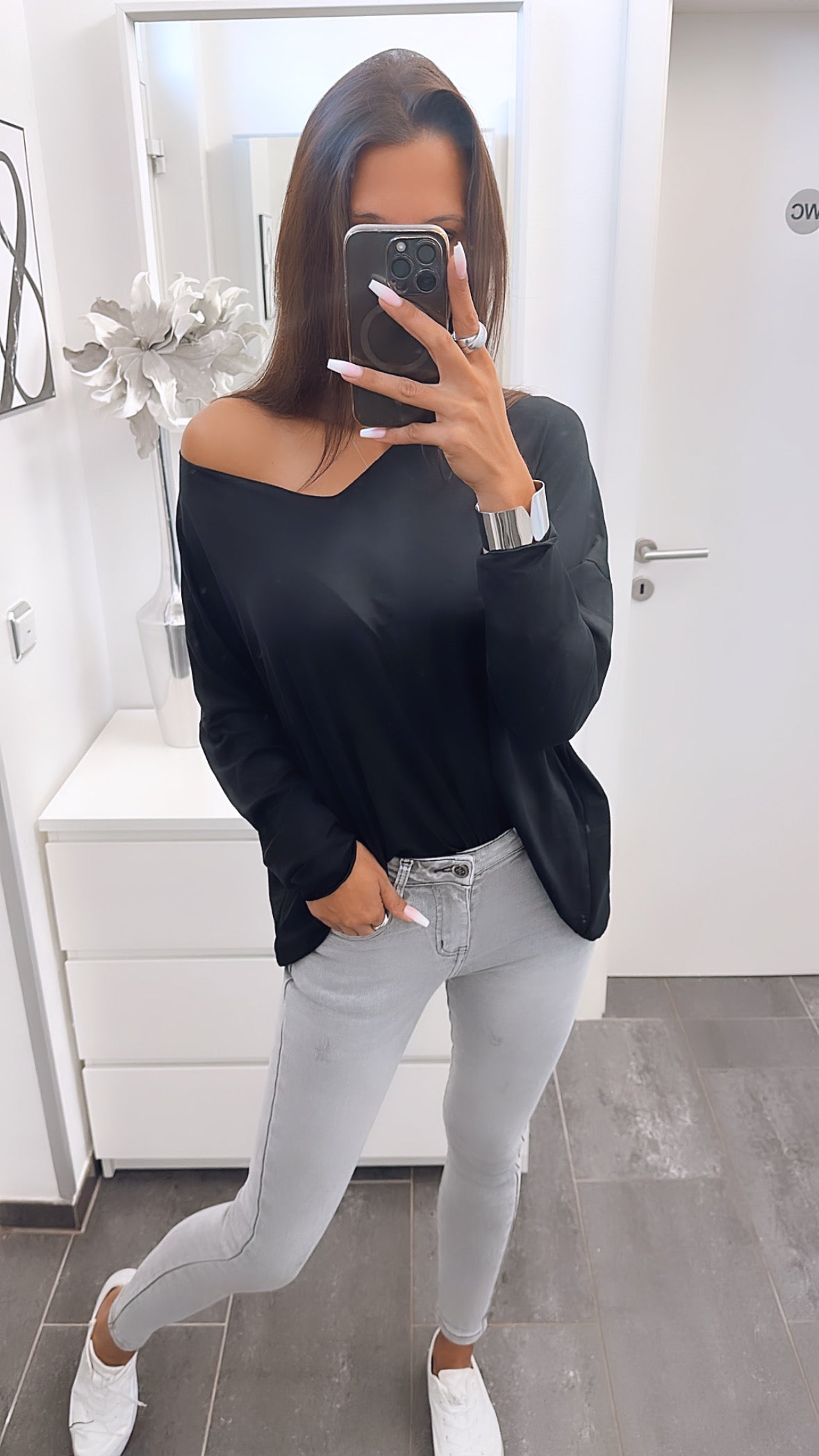 Lockeres Langarmshirt mit V-Ausschnitt – Schwarz