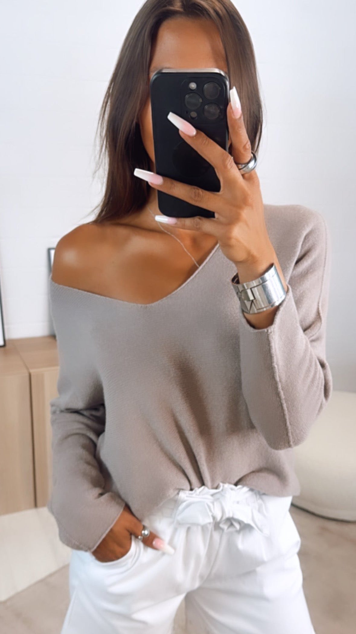 Leichter Pullover mit V-Ausschnitt – Schlamm