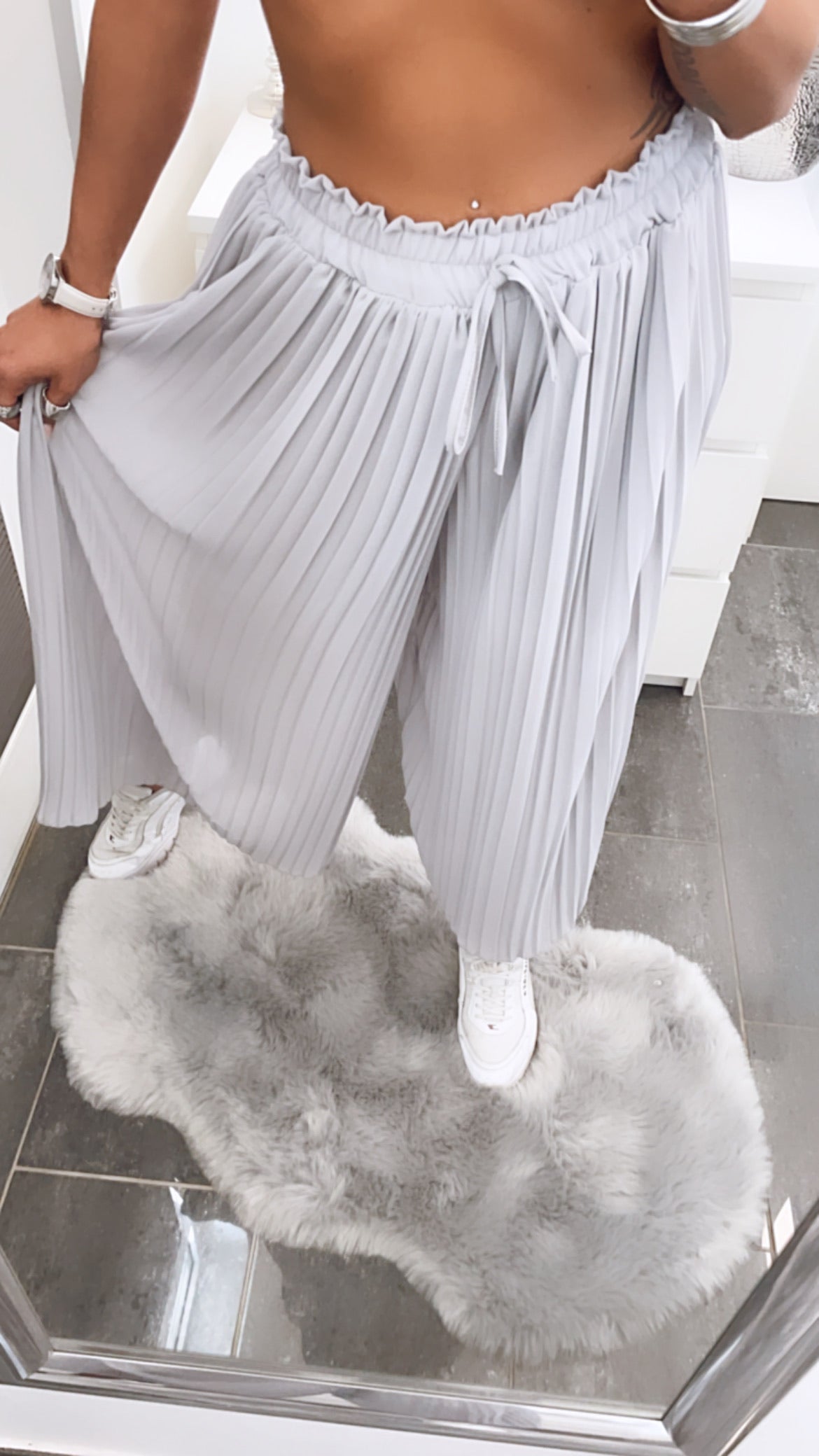 Plissee-Hose in Hell Grau – Zeitlose Eleganz