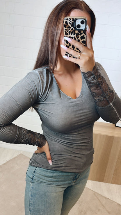 Langarm Oberteil mit Spitzenapplikationen – Stone Washed Grau