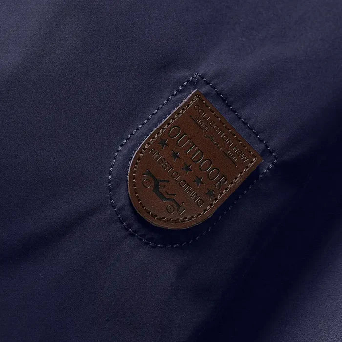 Braunes Outdoor-Lederpatch auf dunkelblauem Stoff, feine Stickerei, Mode-Detail