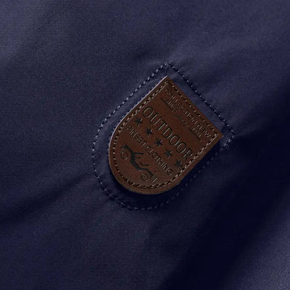 Braunes Outdoor-Lederpatch auf dunkelblauem Stoff, feine Stickerei, Mode-Detail