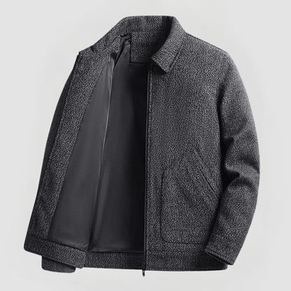 Herren Wolljacke grau, klassisch geschnitten, mit Kragen und schrägen Taschen auf weißem Hintergrund