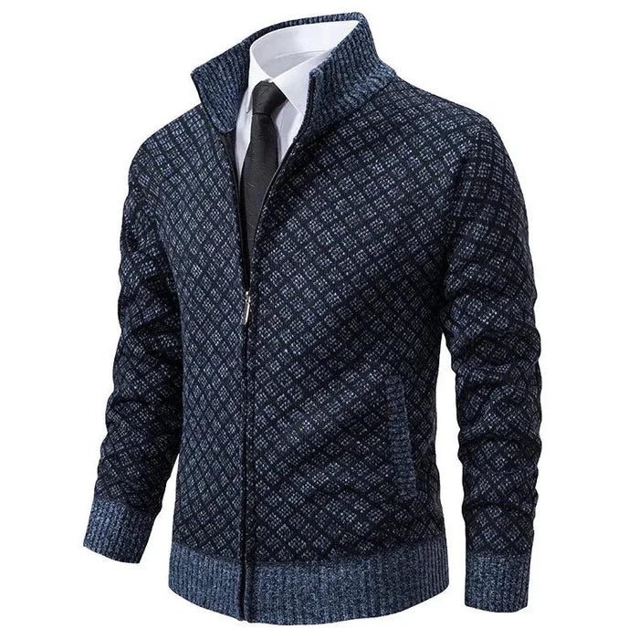Dunkelblauer Strickpullover mit Reißverschluss und Muster, über Hemd und Krawatte getragen