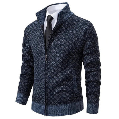 Dunkelblauer Strickpullover mit Reißverschluss und Muster, über Hemd und Krawatte getragen