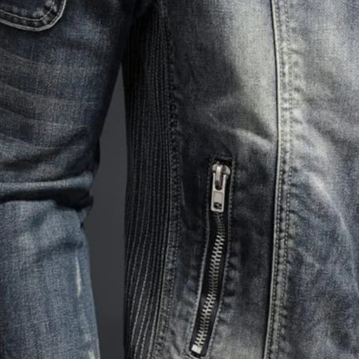 Detailansicht einer blauen Jeansjacke mit sichtbarem Reißverschluss und Steppnähten