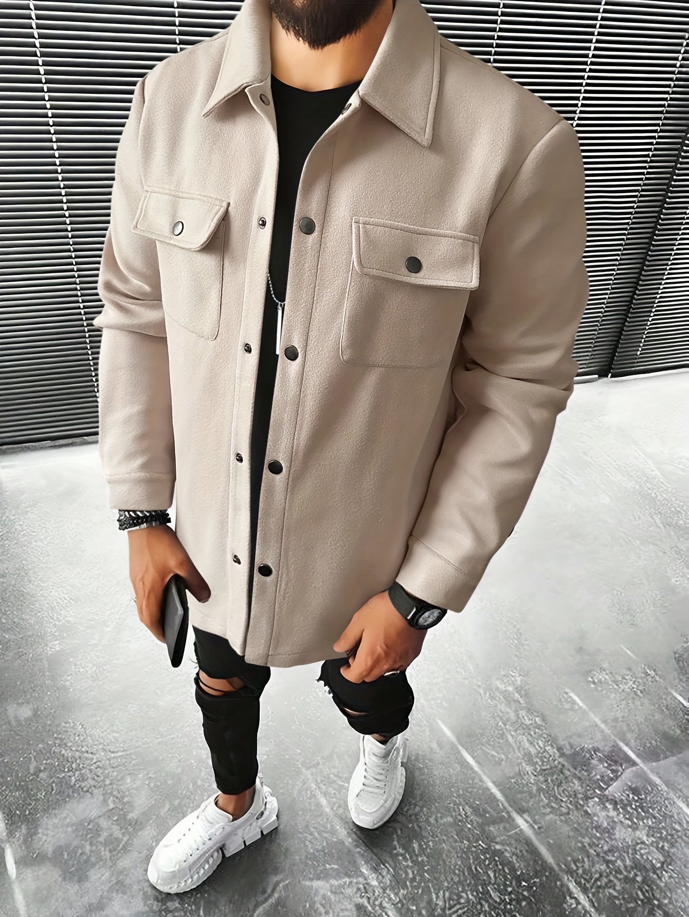 Herren Outfit mit beiger Overshirt Jacke, schwarzen Jeans, weißen Sneakern, modernem Look