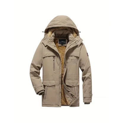 Beige Winterjacke mit Kapuze und Fellfutter, Outdoor Herrenjacke, Vorderansicht auf weißem Hintergrund