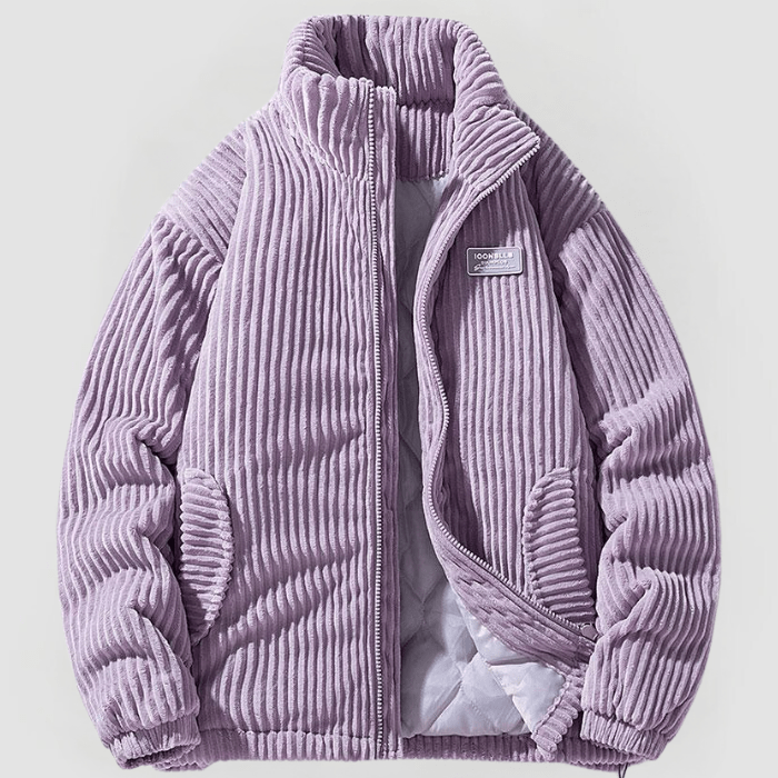 Lila Cordjacke mit Stehkragen, gestepptem Futter und Seitentaschen auf hellem Hintergrund