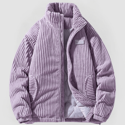 Lila Cordjacke mit Stehkragen, gestepptem Futter und Seitentaschen auf hellem Hintergrund