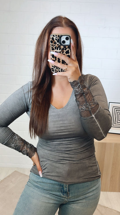 Langarm Oberteil mit Spitzenapplikationen – Stone Washed Grau