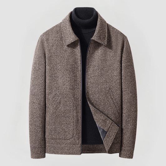 Herren Wolljacke in Braun mit Kragen und Hahnentrittmuster vor weißem Hintergrund