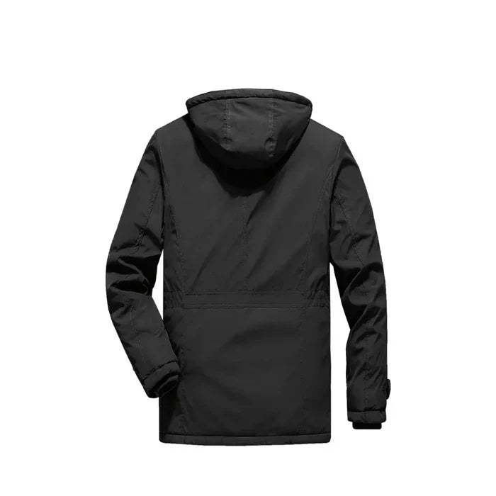 Schwarze Herrenjacke mit Kapuze, Rückansicht, Outdoor Winterjacke auf weißem Hintergrund