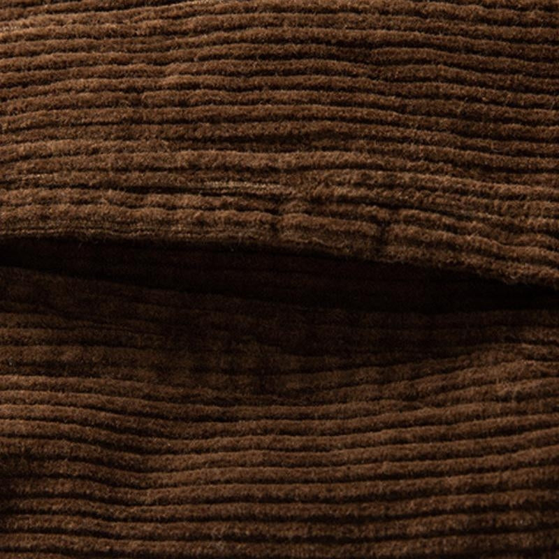 Nahaufnahme brauner Cordstoff mit sichtbarer Rippenstruktur, Cordgewebe-Muster Textil