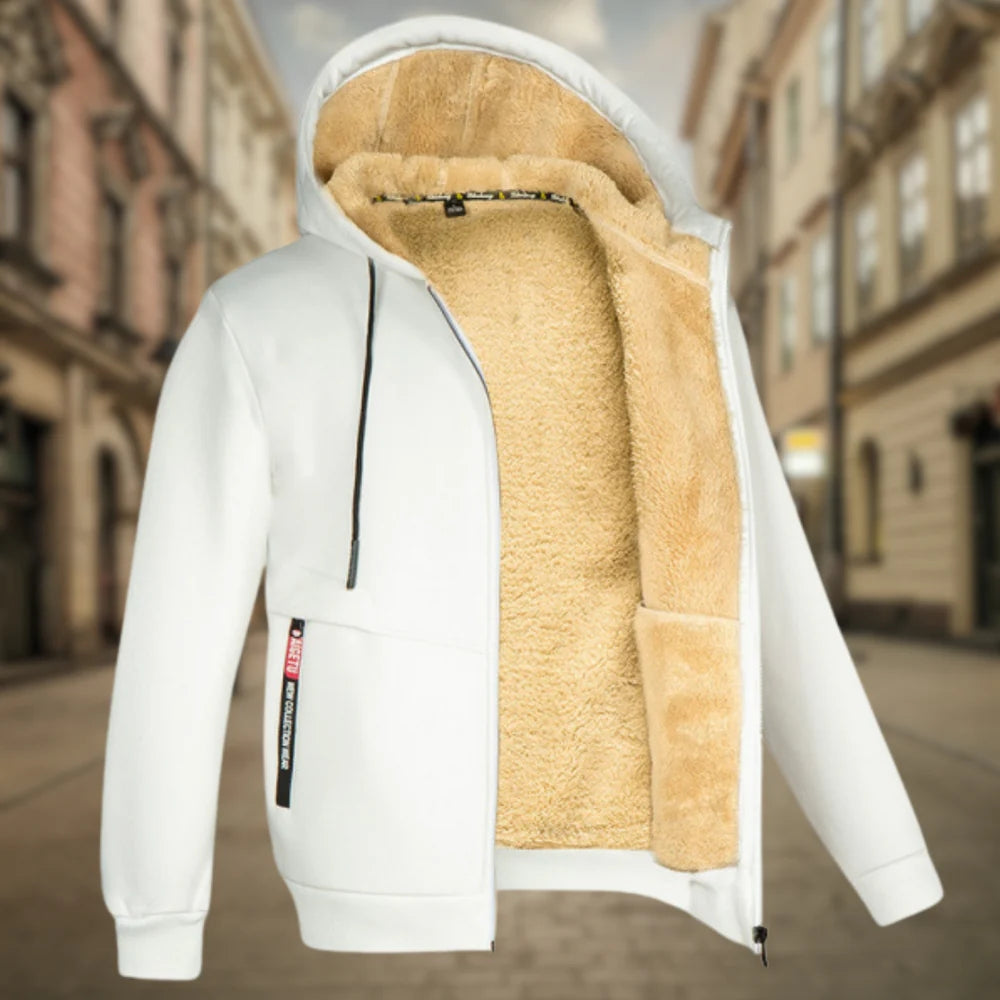 Weiße Herren Winterjacke mit Kapuze und warmem Teddyfutter, Stadt im Hintergrund