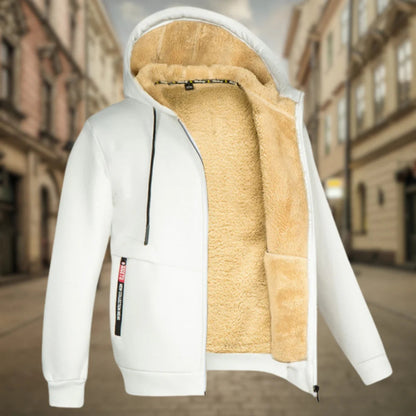 Weiße Herren Winterjacke mit Kapuze und warmem Teddyfutter, Stadt im Hintergrund