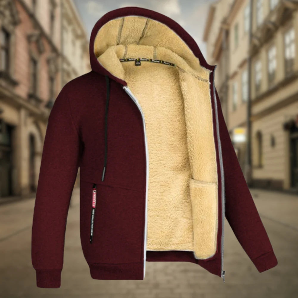 Weinrote Fleecejacke mit Kapuze und Teddyfutter, moderner Look, Stadt-Hintergrund