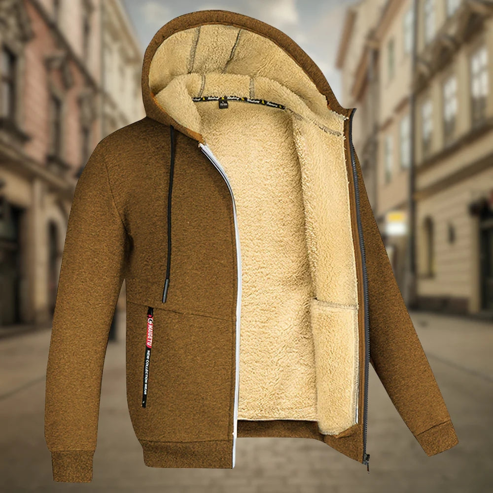 Braune Herren Winterjacke mit Kapuze und warmem Fleecefutter, Straßenhintergrund