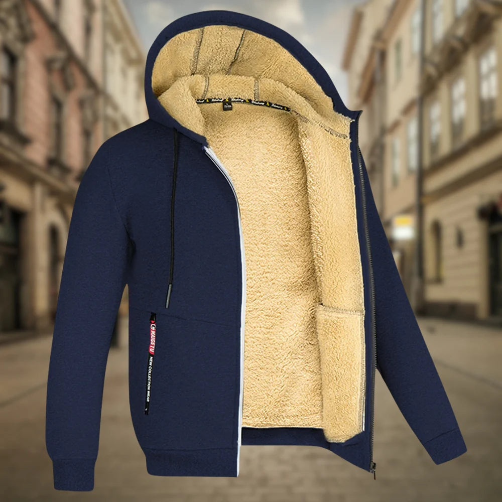 Dunkelblaue Fleecejacke mit Kapuze und beigem Teddyfutter, urbaner Hintergrund