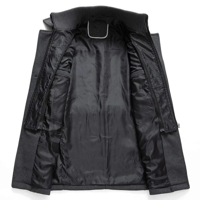 Geöffnete schwarze Herrenjacke mit glänzendem Innenfutter, moderne Wintermode