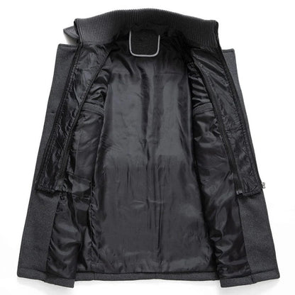 Geöffnete schwarze Herrenjacke mit glänzendem Innenfutter, moderne Wintermode