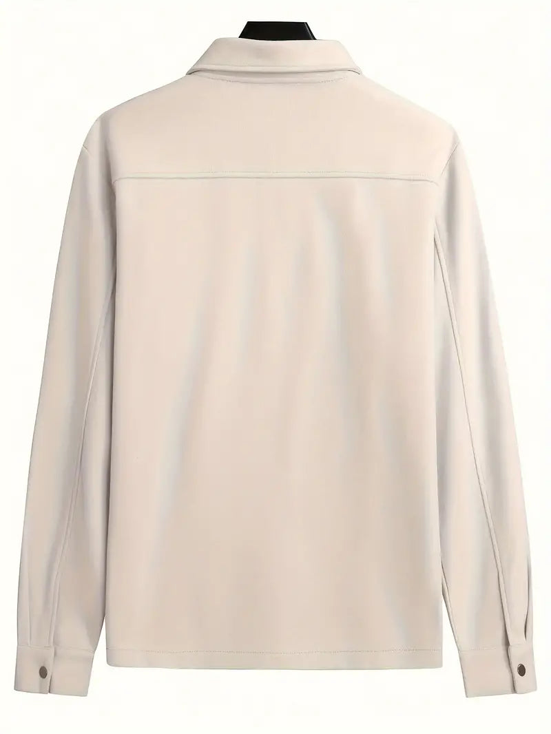 Rückansicht einer hellbeigen Herrenjacke mit langen Ärmeln und Kragen, neutraler Hintergrund