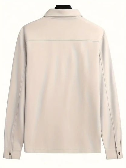 Rückansicht einer hellbeigen Herrenjacke mit langen Ärmeln und Kragen, neutraler Hintergrund