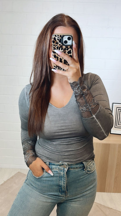Langarm Oberteil mit Spitzenapplikationen – Stone Washed Grau
