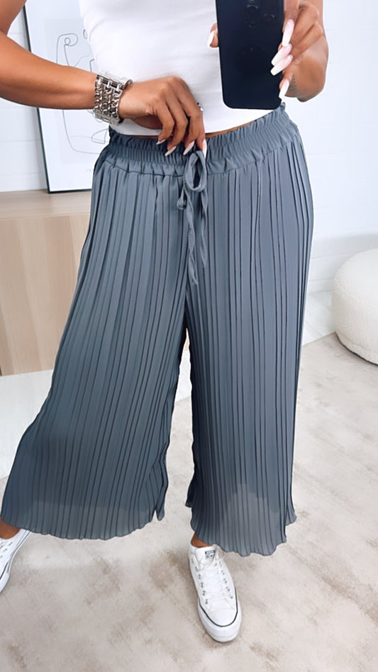 Plissee-Hose in Dunkel Grau – Edle Eleganz