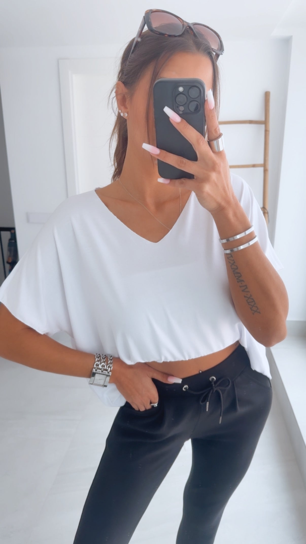 T-Shirt mit V-Ausschnitt – Weiß