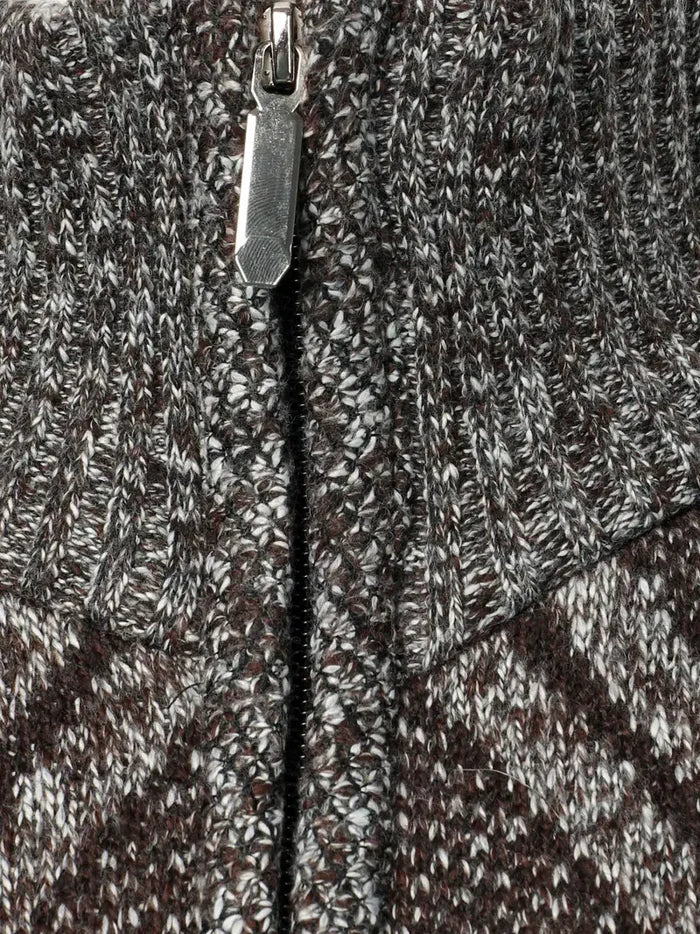 Nahaufnahme gestrickte graue Herrenweste mit silbernem Reißverschluss, Strickmuster