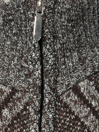 Nahaufnahme gestrickte graue Herrenweste mit silbernem Reißverschluss, Strickmuster