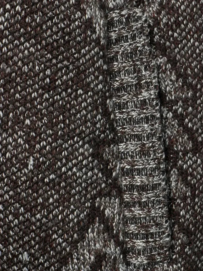 Detailansicht braun-grau gestrickte Weste, grob gestricktes Wollmuster in Nahaufnahme