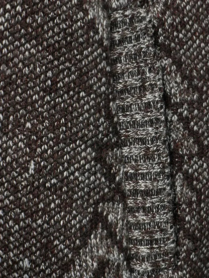 Detailansicht braun-grau gestrickte Weste, grob gestricktes Wollmuster in Nahaufnahme