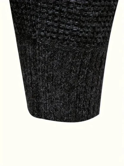 Nahaufnahme schwarzer Strickärmel, Grobstrick, Detailansicht, Ärmelbündchen Kleidung