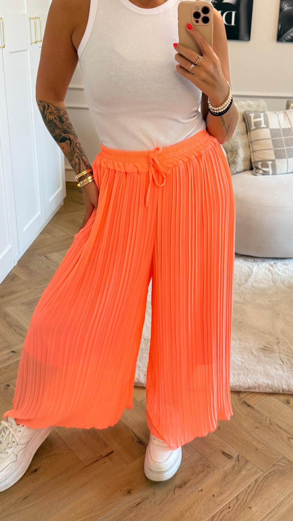 Plissee-Hose in Neon Peach – Lebendige Sommerfrische