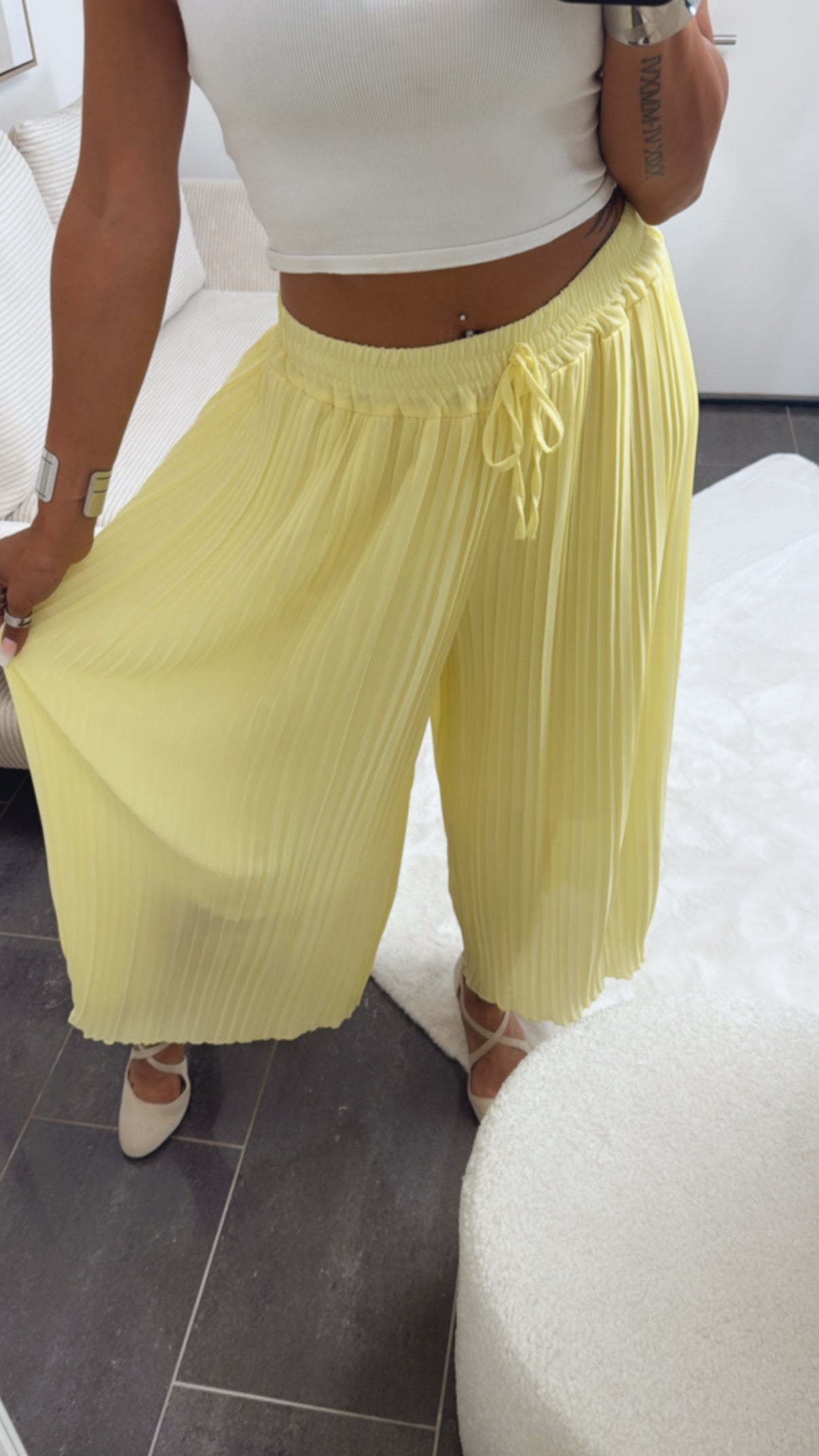 Plissee-Hose in Soft Gelb – Sommerliche Eleganz