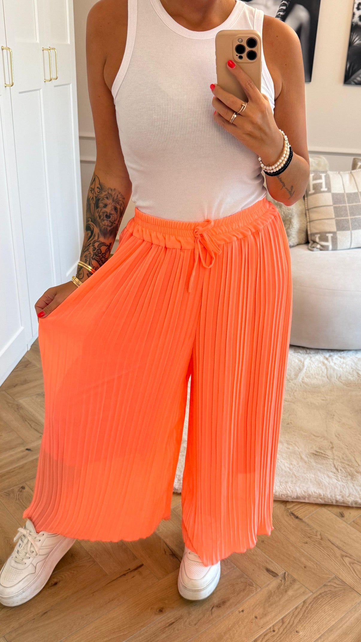 Plissee-Hose in Neon Peach – Lebendige Sommerfrische