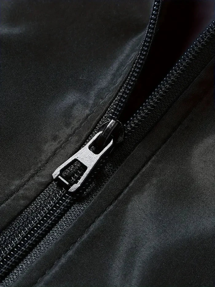 Nahaufnahme schwarzer Reißverschluss auf Fleecejacke, hochwertiges Outdoor-Material