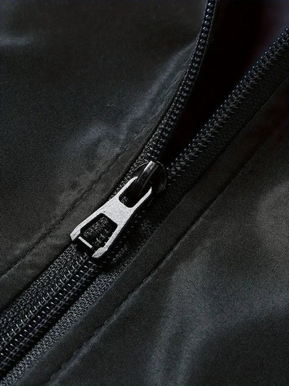 Nahaufnahme schwarzer Reißverschluss auf Fleecejacke, hochwertiges Outdoor-Material