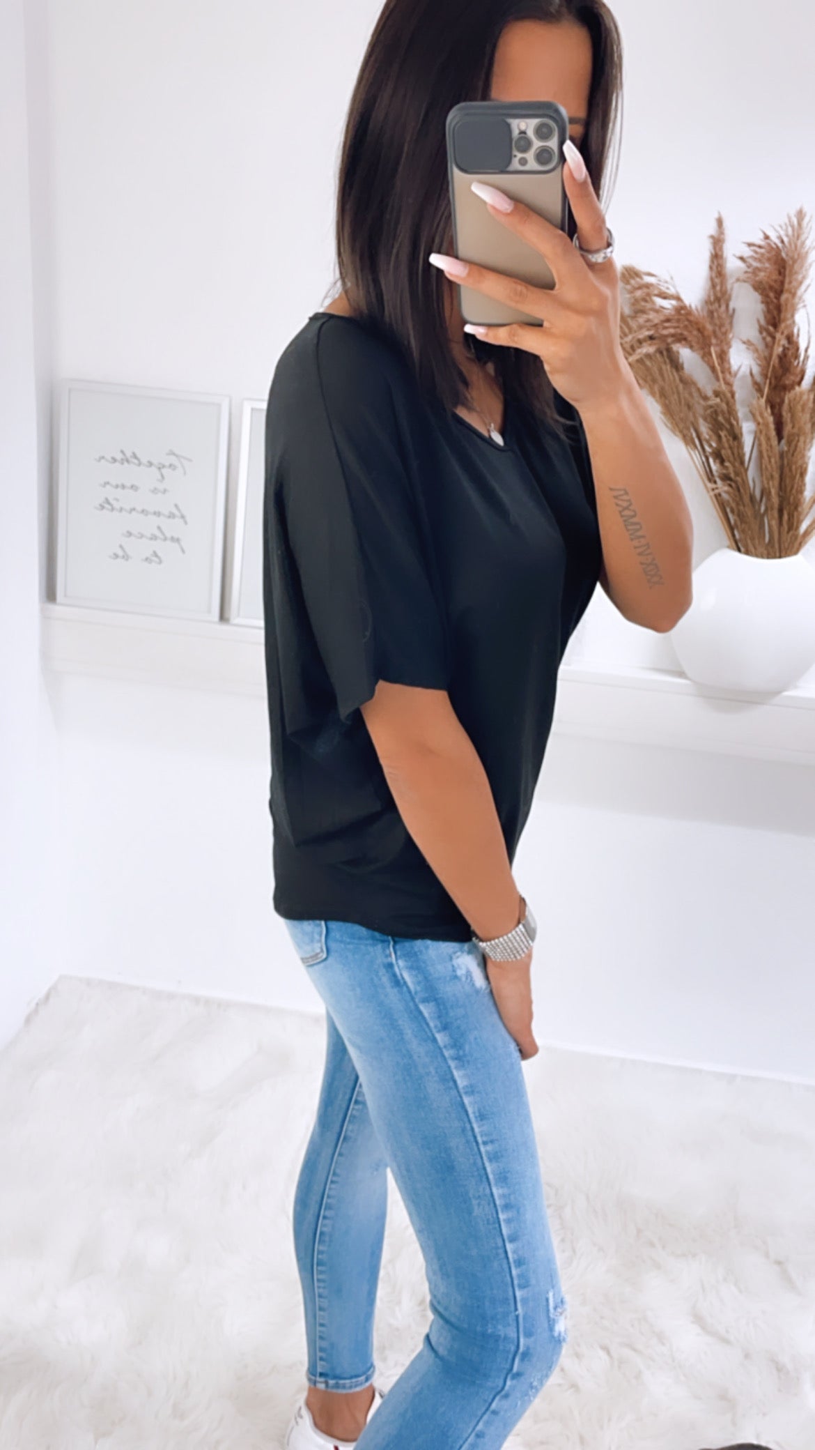 T-Shirt mit V-Ausschnitt – Schwarz