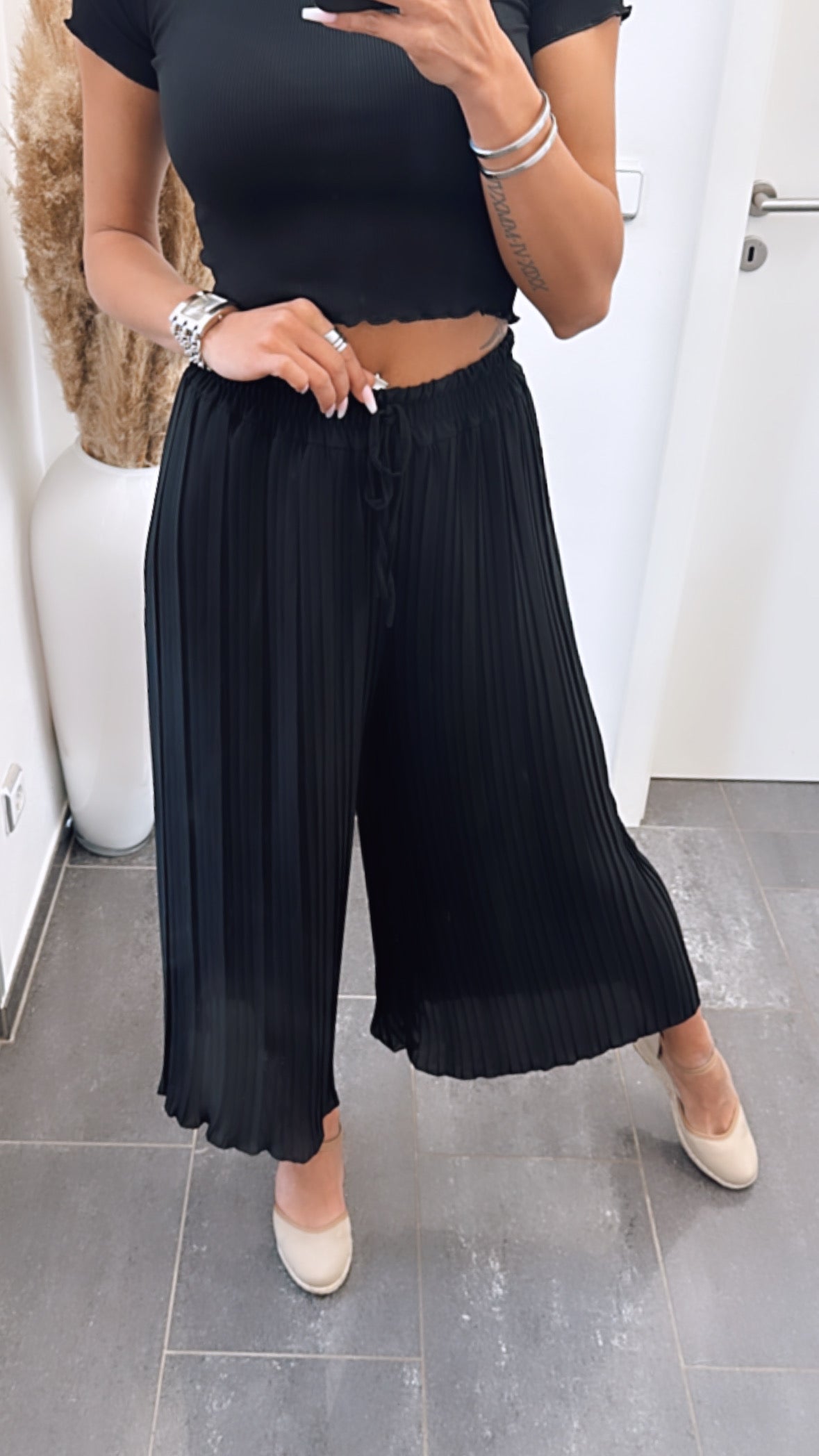 Plissee-Hose in Schwarz – Zeitlose Eleganz