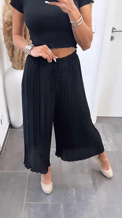 Plissee-Hose in Schwarz – Zeitlose Eleganz