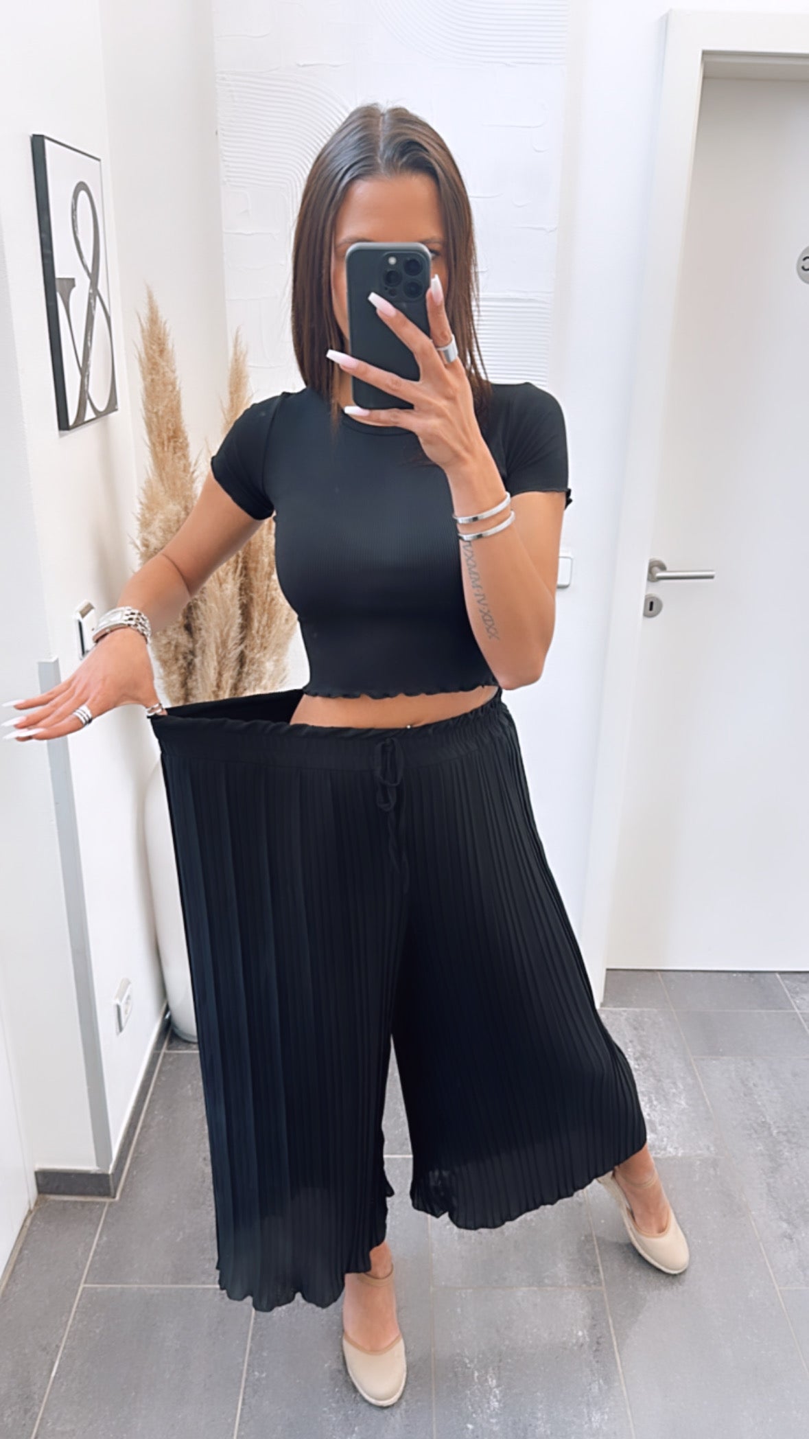 Plissee-Hose in Schwarz – Zeitlose Eleganz