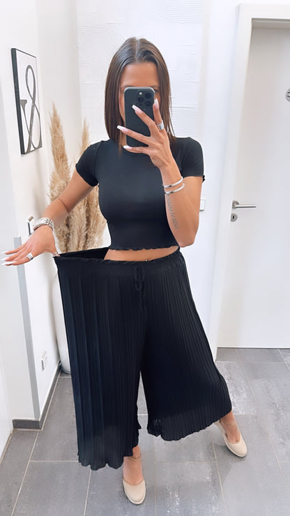 Plissee-Hose in Schwarz – Zeitlose Eleganz