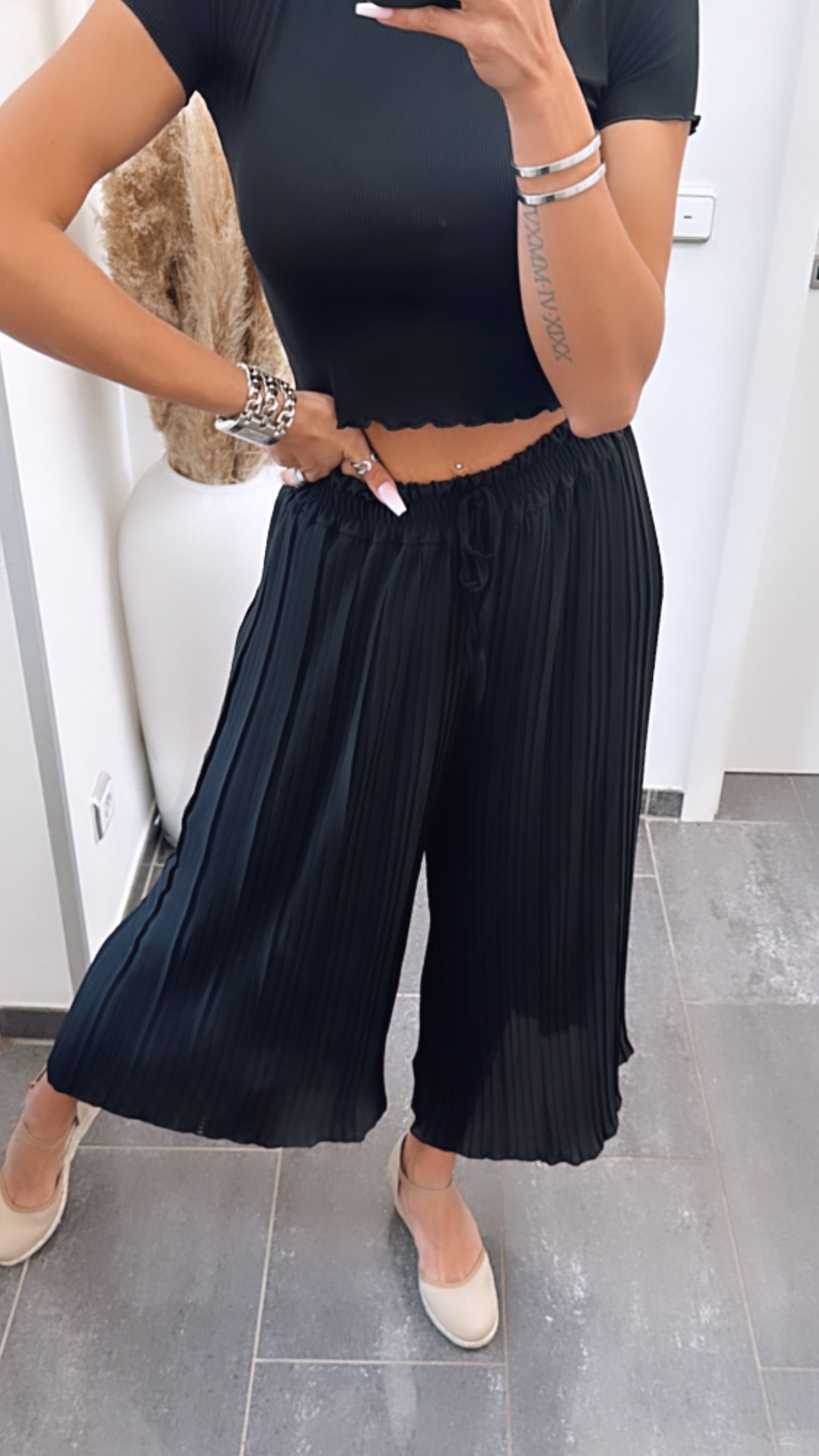 Plissee-Hose in Schwarz – Zeitlose Eleganz