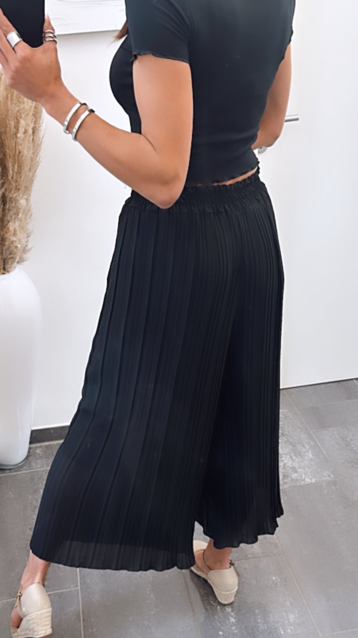 Plissee-Hose in Schwarz – Zeitlose Eleganz